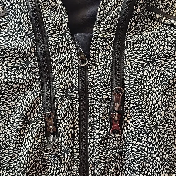 209. Lululemon Spring Forward Jacket - Picture 4 of 12